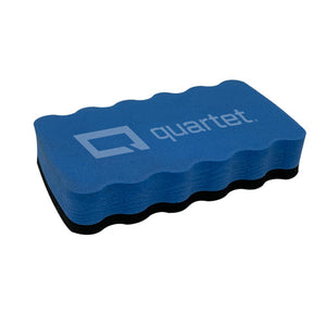 Quartet QTBASERASER Basics magnetic eraser, a wavy edged blue foam block on a black felt base with the Quartet logo on top, on a white background
