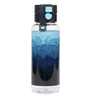 Spencil Fractal Big Water Bottle 650ml, front view with the lid closed, faceted blue gradient from ice blue to navy, black lid with light blue clip