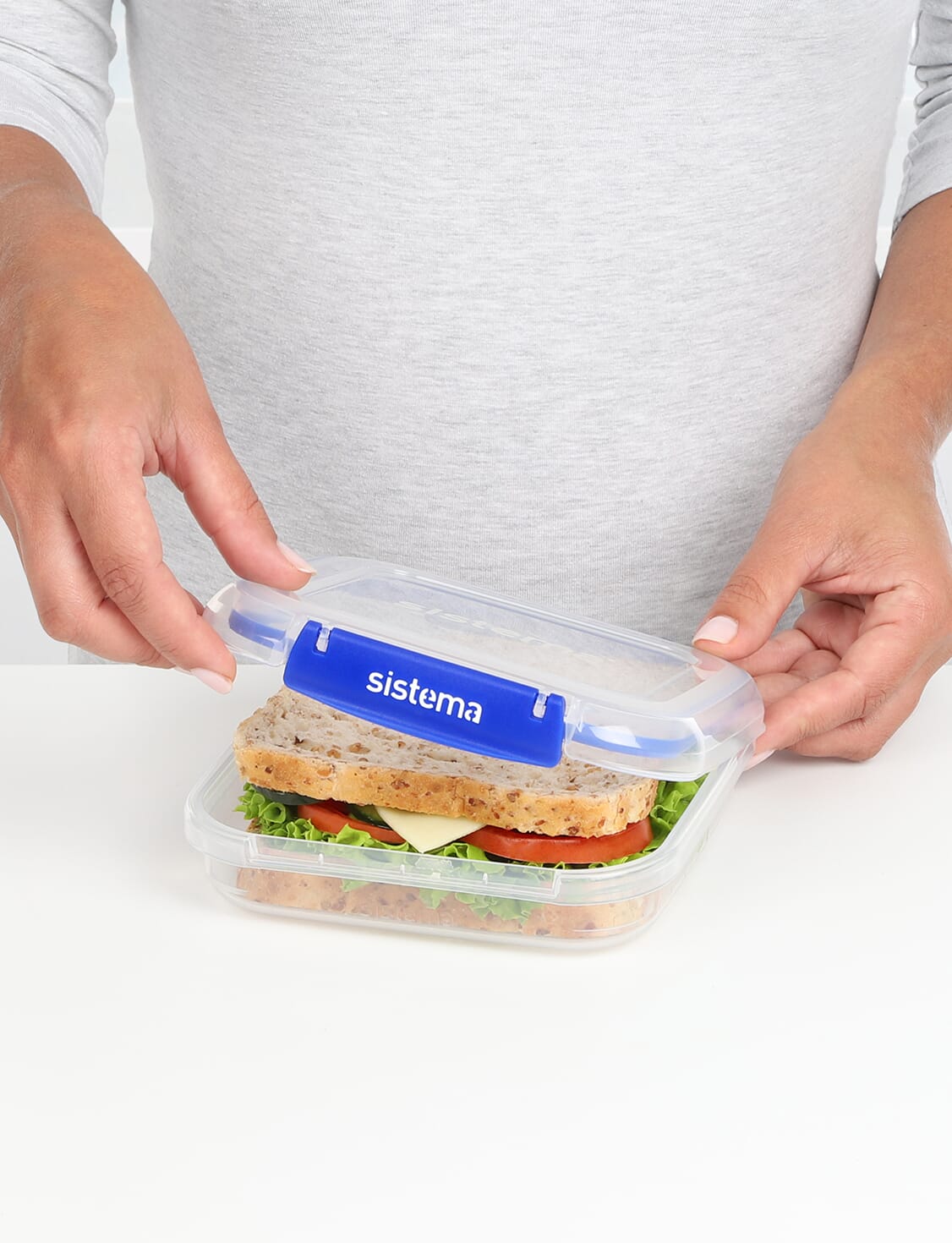 Sistema Klip It Plus 520ml container in use
