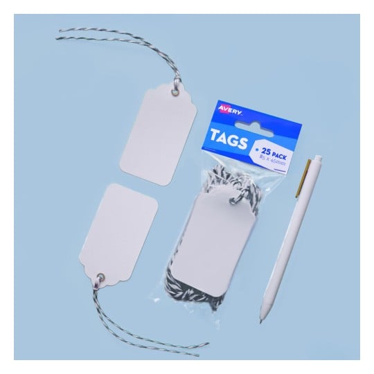 Avery 13209 white scallop tags with string, 85 x 45mm, pack of 25