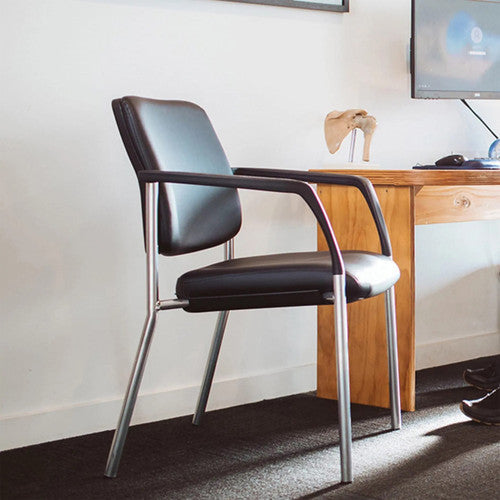 Buro Lindis chair with arms positioned at a conference table