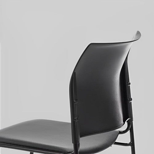 Buro Maxim chairs linked side by side in a training room row configuration