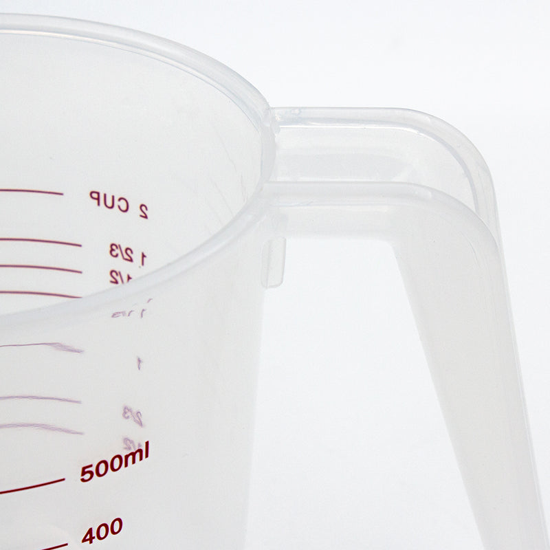 Close-up of the joint between the open handle and the rim of the clear measuring jug, with the 500 ml mark visible