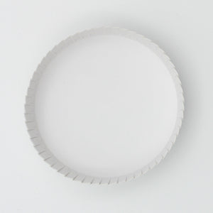 Single Connoisseur paper glass cover seen from above, a white paper disc with a pleated, fluted skirt around its edge