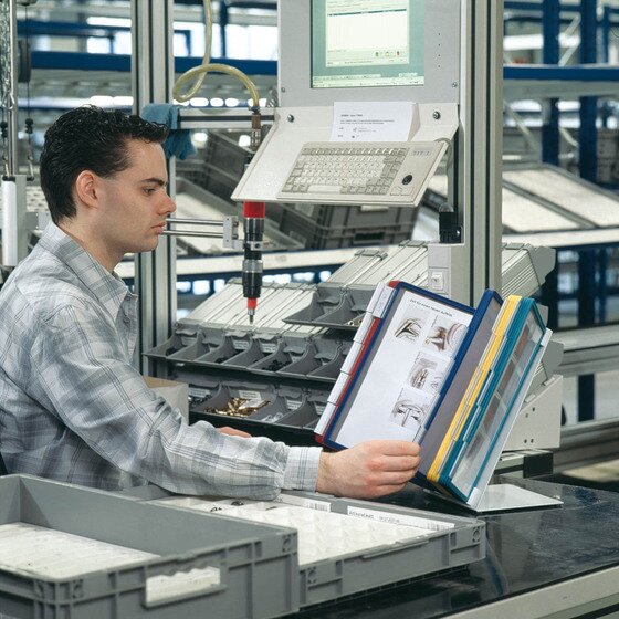 Worker reading VARIO panels at an assembly station