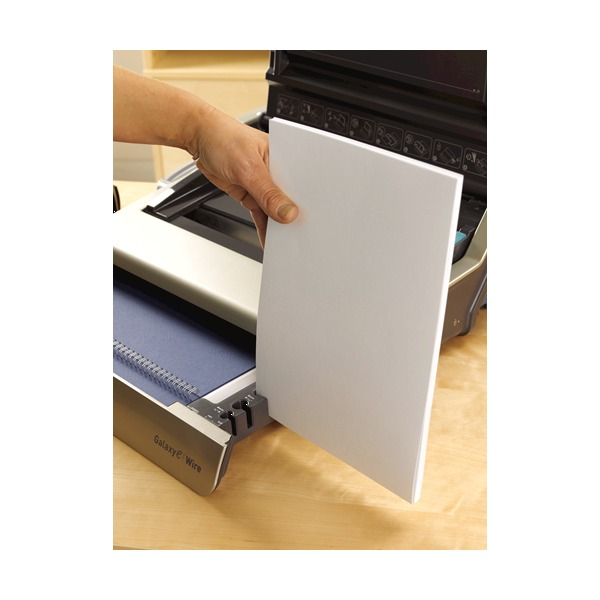 Hand holding a white board against the Galaxy-E document measure to check the thickness before choosing a comb