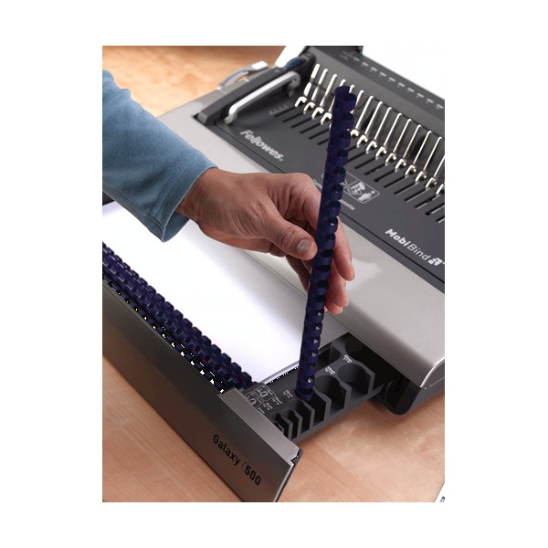 Hand holding a blue plastic comb against the Galaxy 500 comb measure printed on the storage tray to choose the right size