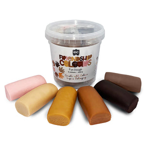 Product tub displayed alongside all six dough colours arranged outside the container. The image clearly presents the complete colour assortment and generous 900g quantity designed for classrooms, learning environments and home sensory play.