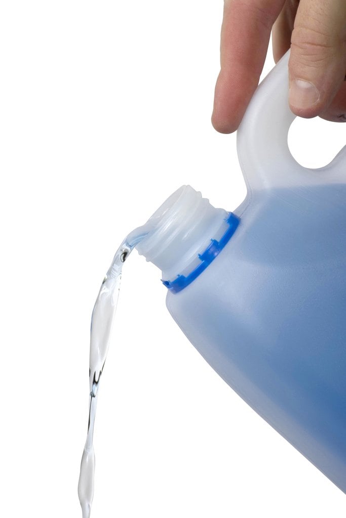 Blue Northfork rinse aid pouring from the 5 litre container
