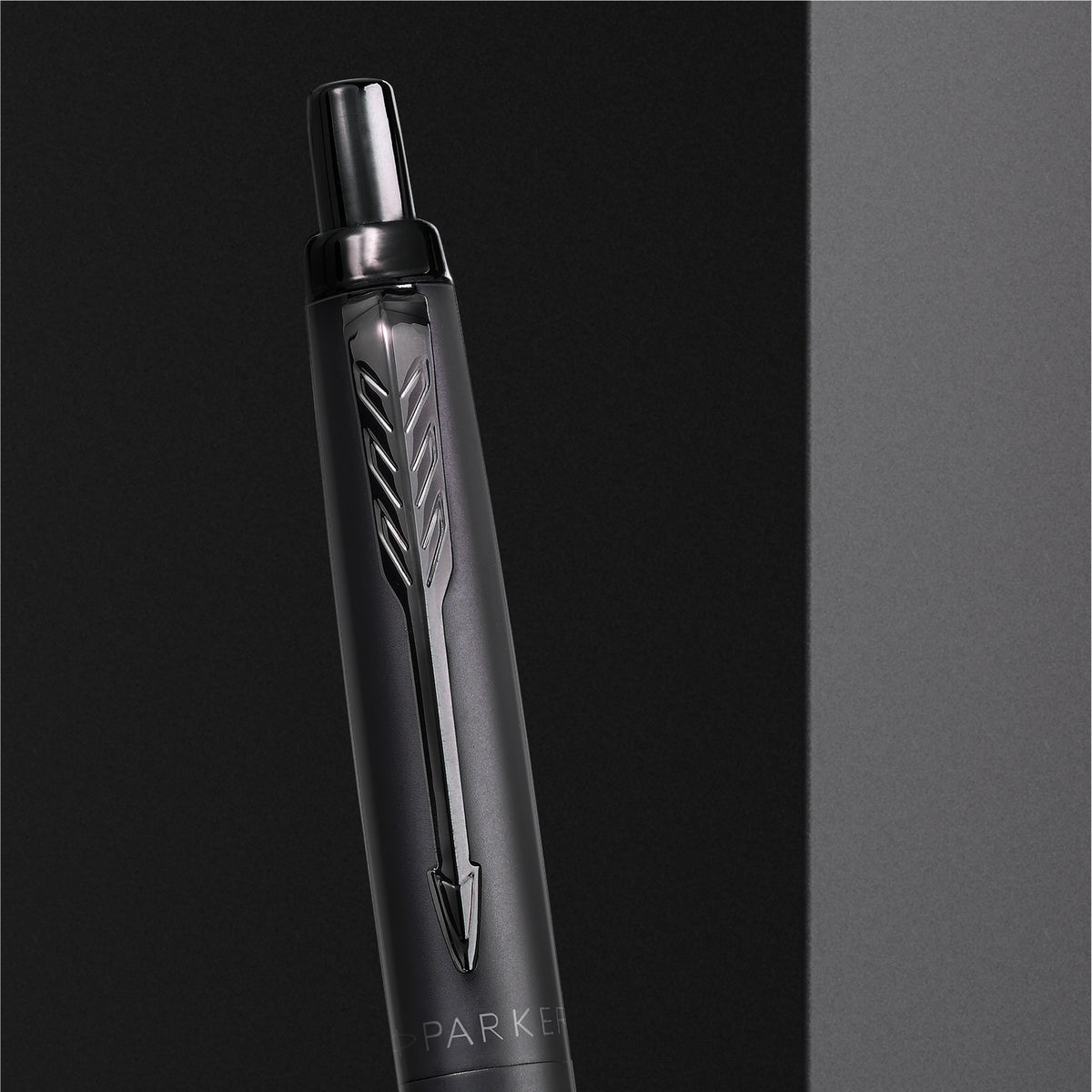 Close-up of the matte black Jotter XL cap and black arrow clip, PARKER engraved on the cap band