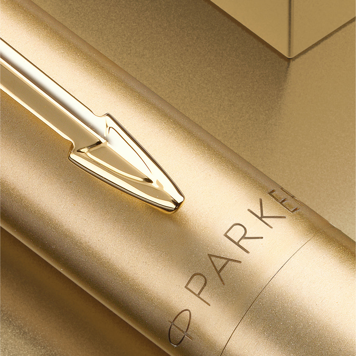 Close-up of the gold Jotter XL clip and the PARKER name engraved on the gold barrel
