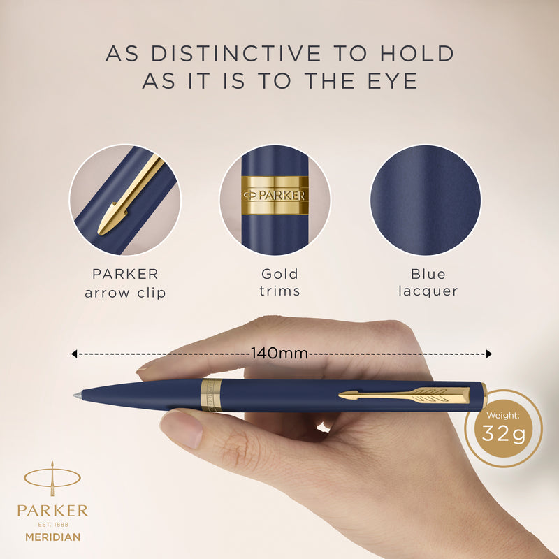Hand holding the blue Meridian ballpoint with close-ups of the PARKER arrow clip, gold trims and blue lacquer, marked 140 mm long and 32 g