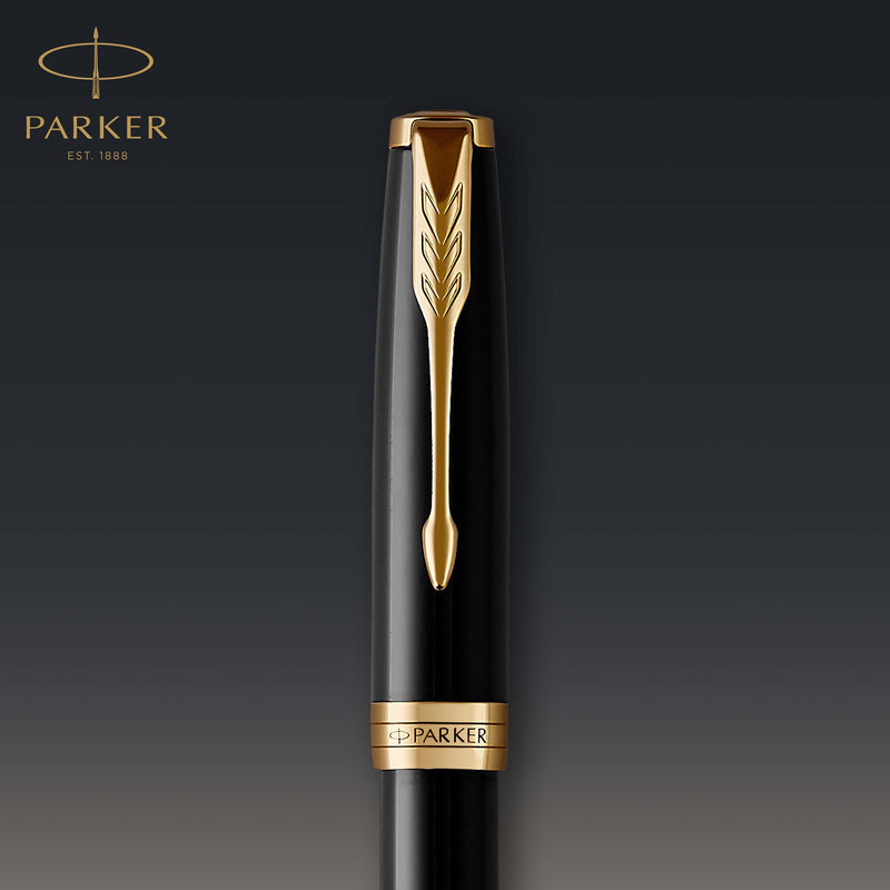 Close-up of the black lacquer cap with the gold arrow clip and engraved cap band
