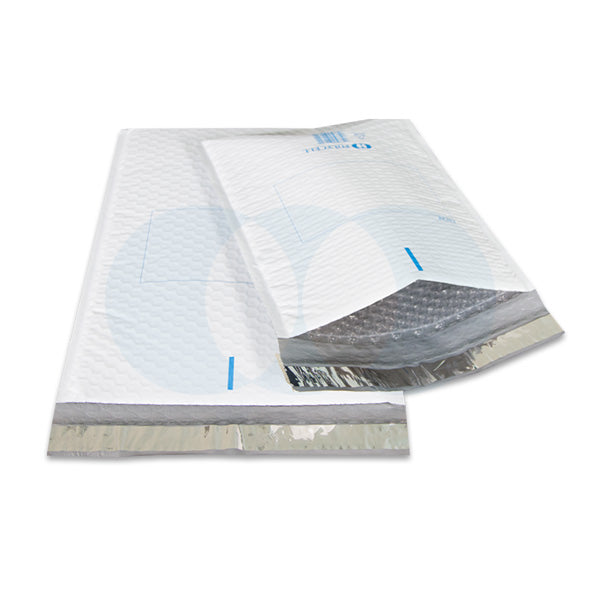 Two Polycell Maxi Tuff mailers, one opened to show the bubble lining inside and a silver strip at the flap, a range photo supplied by Polycell