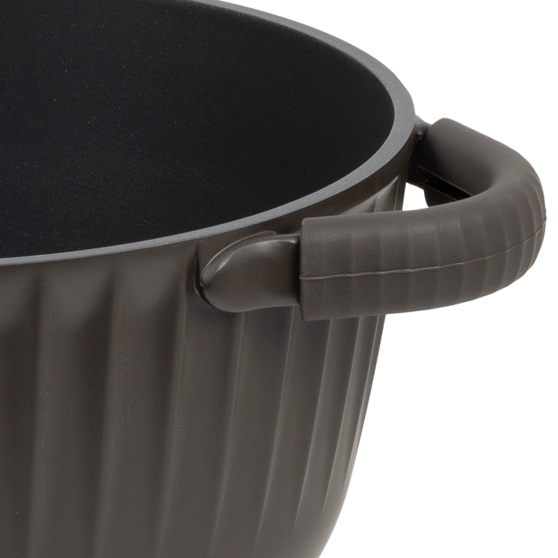 Close-up of a side handle on the Resto Ascella 24cm casserole, fitted with its removable silicone pad