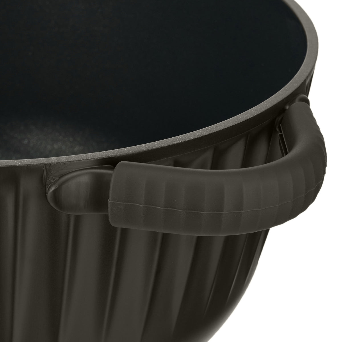 Close-up of a side handle on the Resto Ascella 28cm casserole, fitted with its removable silicone pad