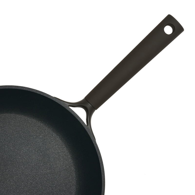Close-up of the Resto Ascella 28cm frypan interior and the soft-touch handle with its hanging loop