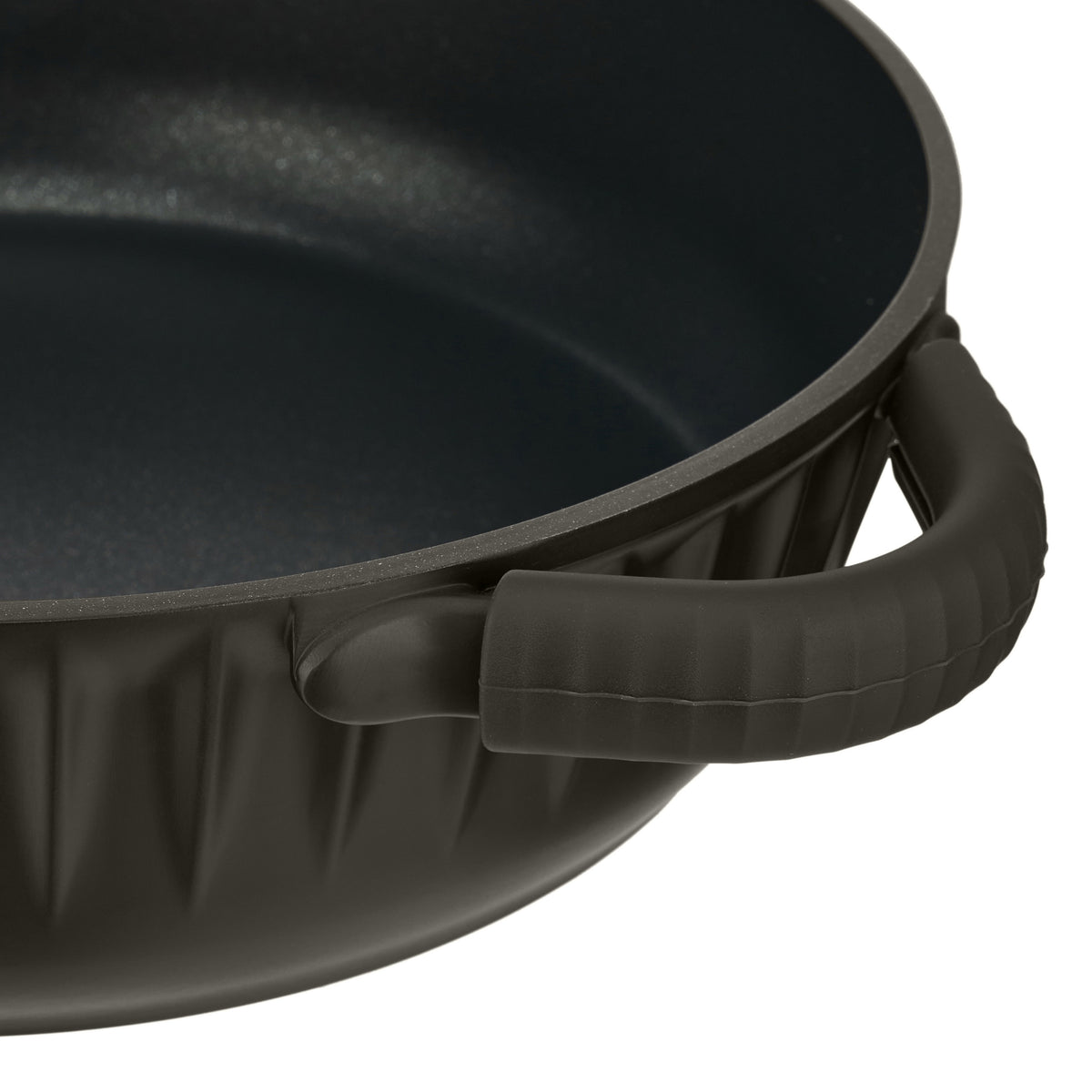 Close-up of a side handle on the Resto Ascella 28cm shallow pot, fitted with its removable silicone pad