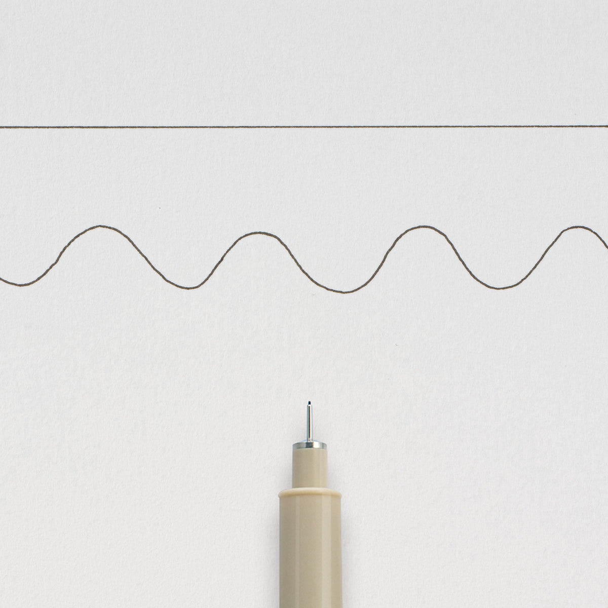 Sakura Pigma Micron 005 Black: needle tip below a straight and a wavy 0.20mm test line drawn on white paper