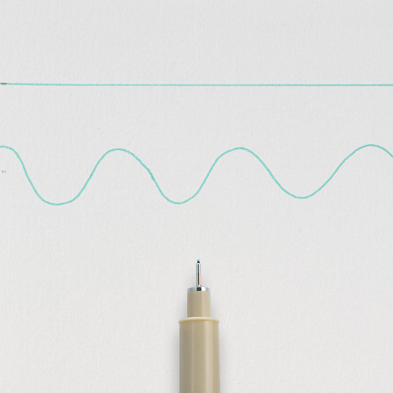 Sakura Pigma Micron 01 Green: needle tip below a straight and a wavy 0.25mm test line drawn on white paper