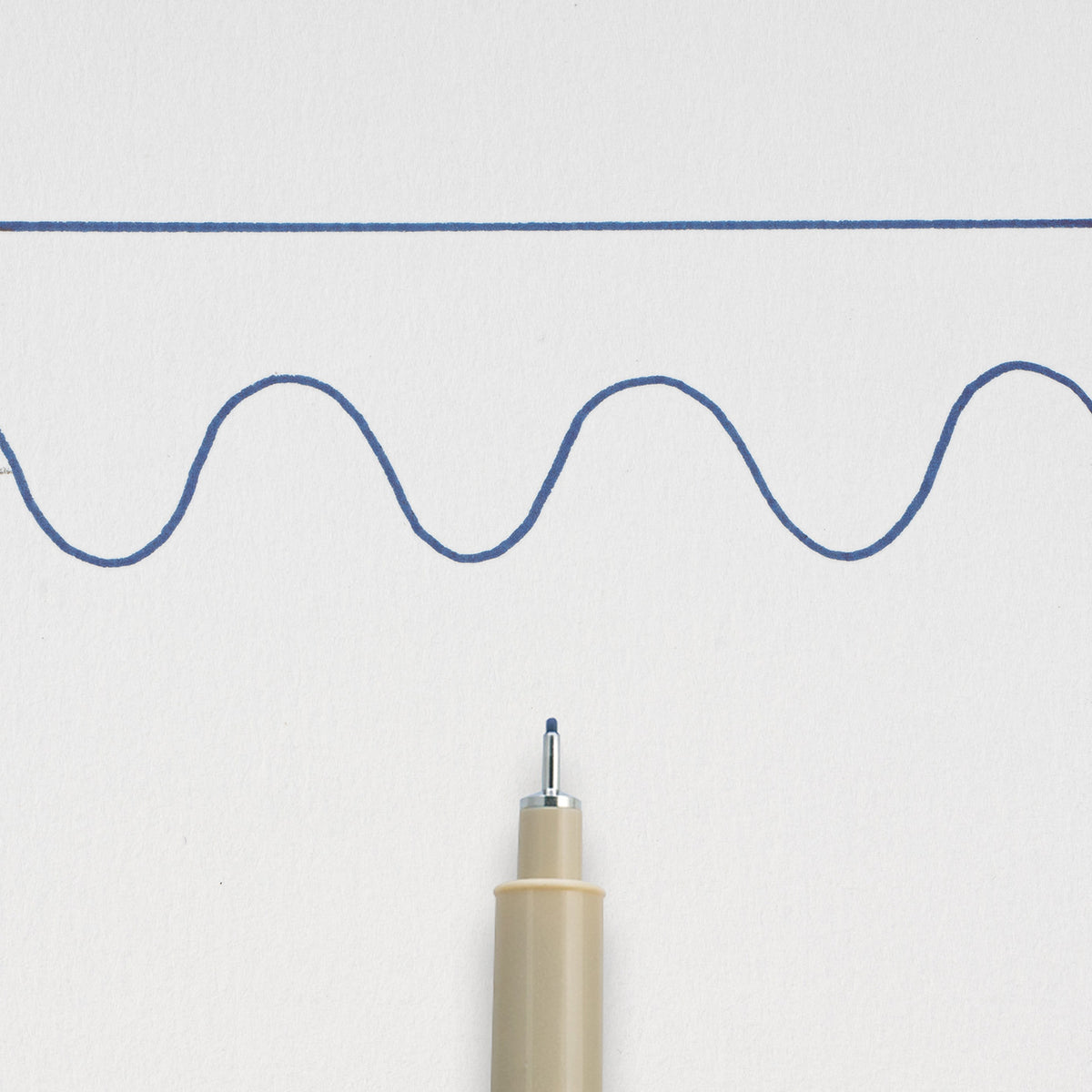 Sakura Pigma Micron 05 Blue Black: needle tip below a straight and a wavy 0.45mm test line drawn on white paper