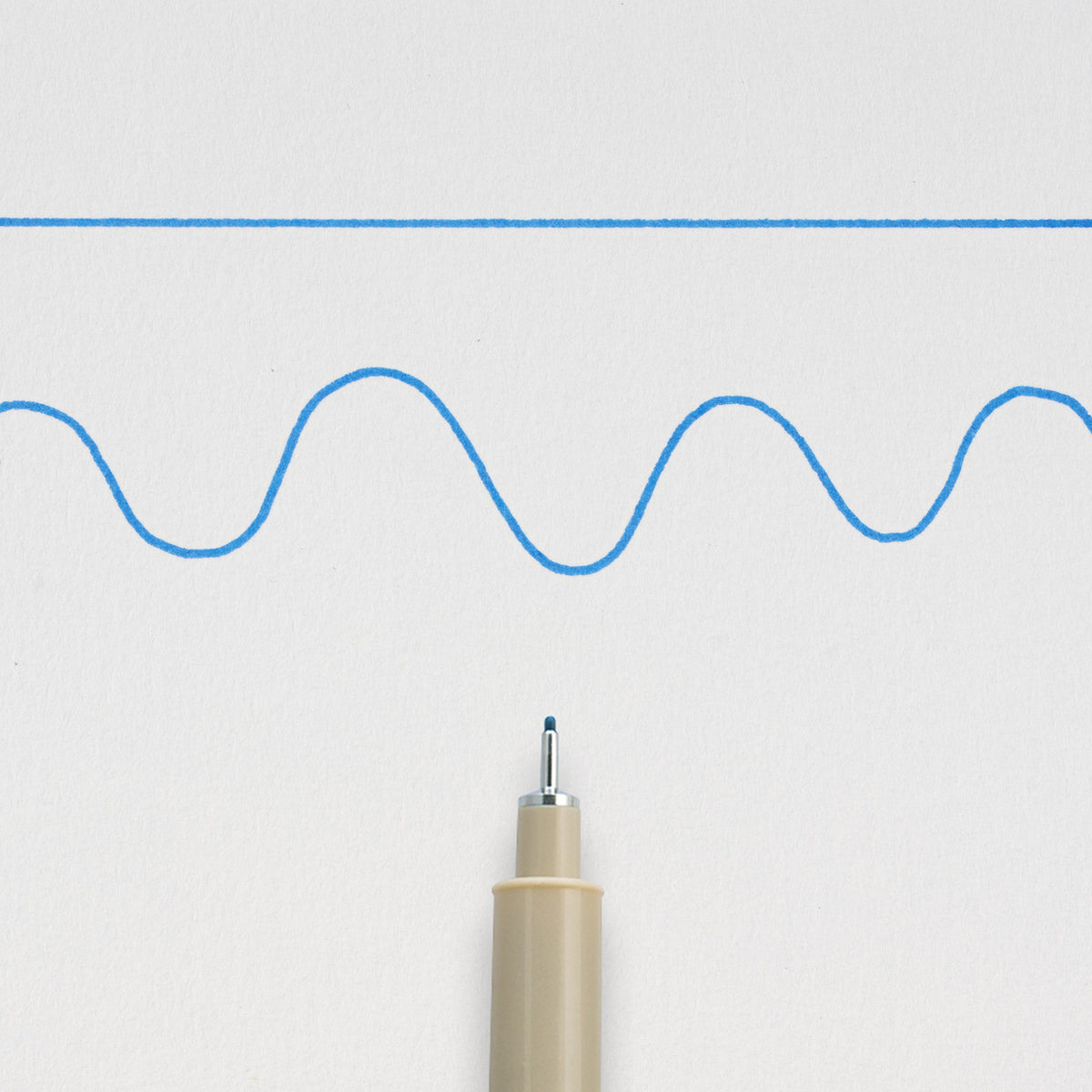 Sakura Pigma Micron 05 Blue: needle tip below a straight and a wavy 0.45mm test line drawn on white paper