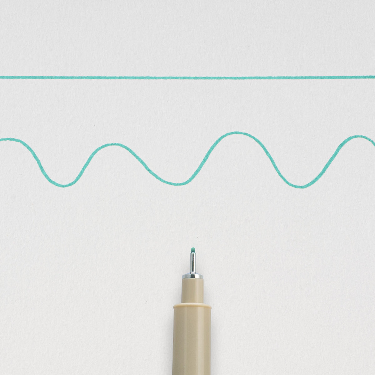 Sakura Pigma Micron 05 Green: needle tip below a straight and a wavy 0.45mm test line drawn on white paper
