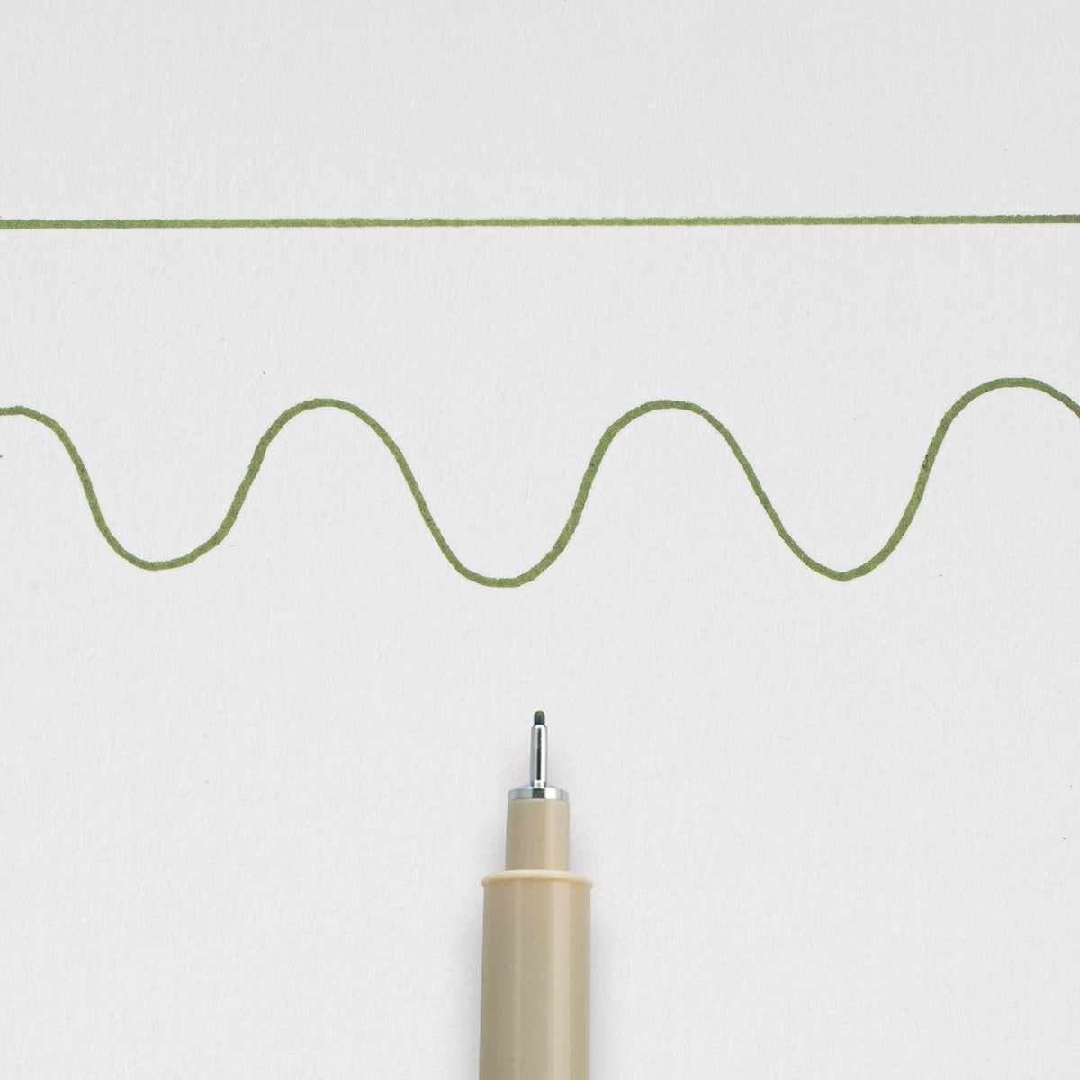 Sakura Pigma Micron 05 Hunter Green: needle tip below a straight and a wavy 0.45mm test line drawn on white paper