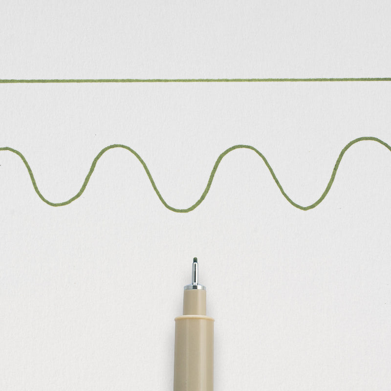 Sakura Pigma Micron 05 Hunter Green: needle tip below a straight and a wavy 0.45mm test line drawn on white paper