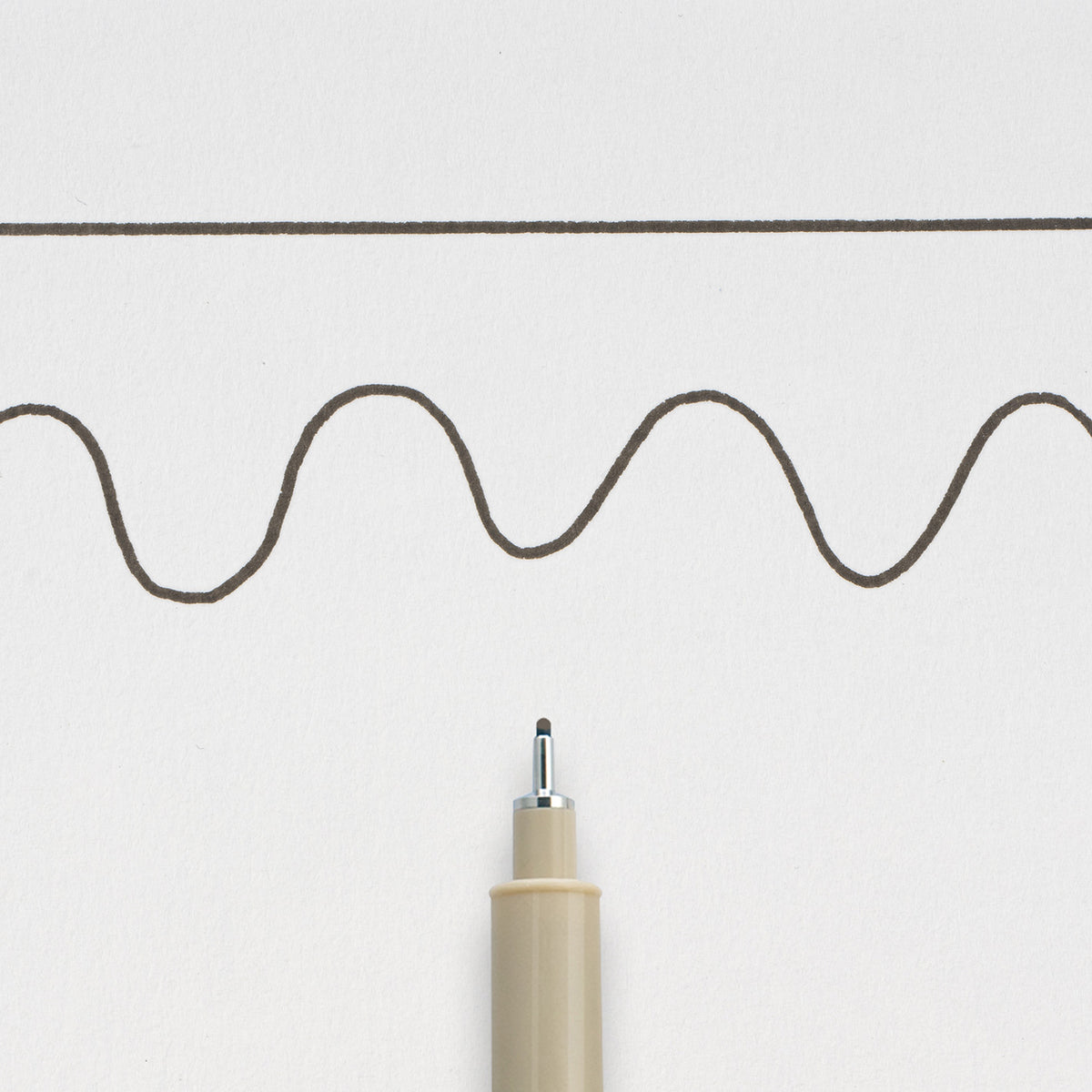 Sakura Pigma Micron 08 Black: needle tip below a straight and a wavy 0.50mm test line drawn on white paper