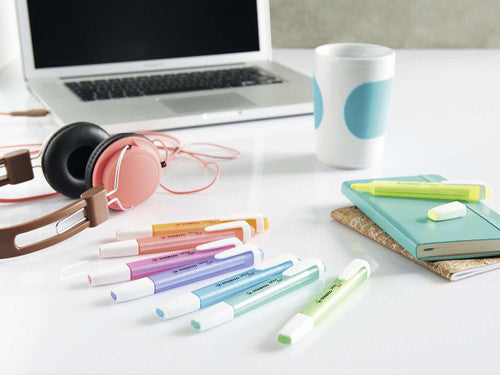 Non-slip matt-finish grip zone detail on Stabilo Swing Cool turquoise highlighter