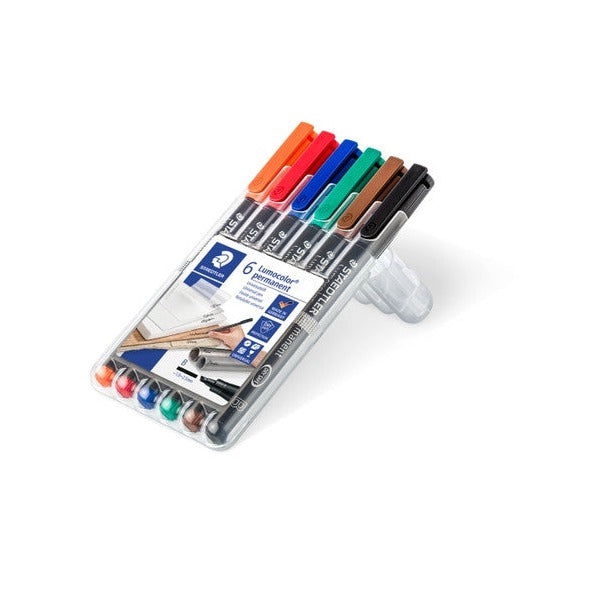 Six Lumocolor broad pens in the opened wallet stand, label showing surfaces such as film, wood and metal pipes
