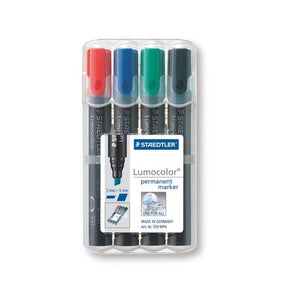 Upright clear wallet of four Lumocolor permanent chisel markers in red, blue, green and black, card insert with 2 mm to 5 mm line graphic