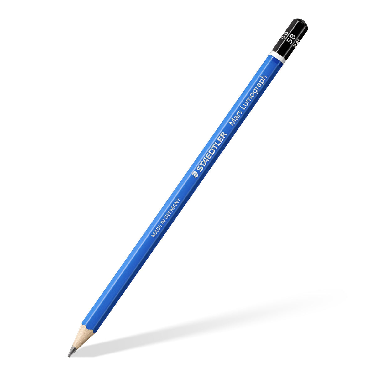 One blue Mars Lumograph 5B pencil lying diagonally with a sharpened point, black end cap printed 5B and silver STAEDTLER lettering on the barrel