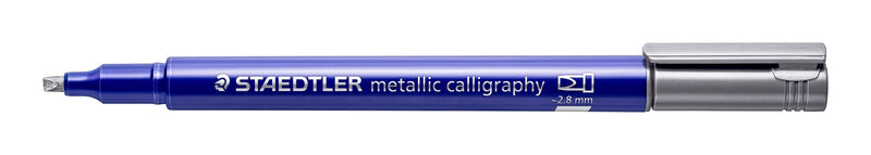 Uncapped Staedtler 8325-81 silver metallic calligraphy marker lying flat, silver cap on the end of the dark blue barrel, chisel nib at left