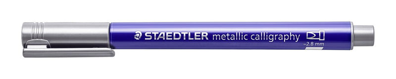 Staedtler 8325-81 silver metallic calligraphy marker capped, silver cap over the chisel nib and silver end plug on the dark blue barrel, side view