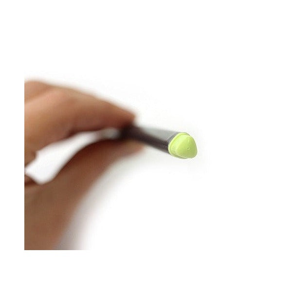 Fingers holding a triplus fineliner by the end to show the triangular lime green end cap