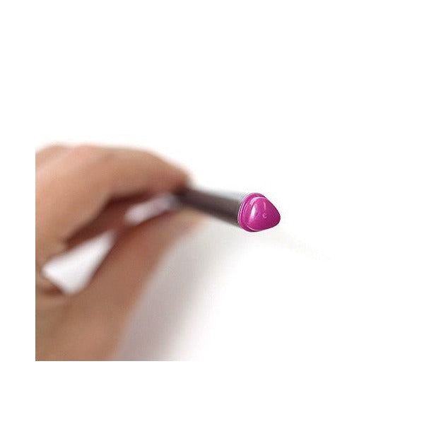 Fingers holding a triplus fineliner by the end to show the triangular red violet end cap