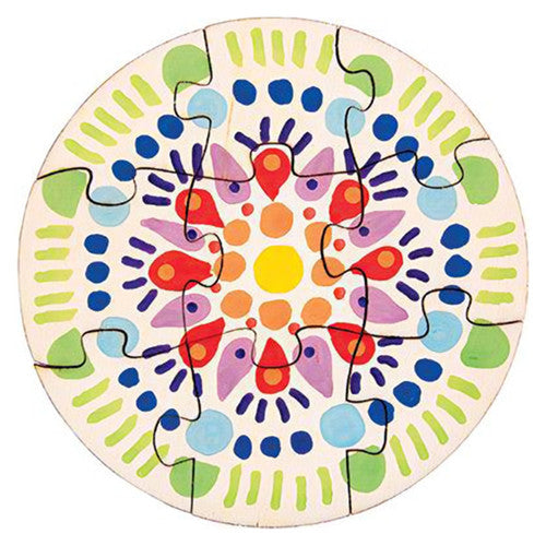 Child decorating a Zart mini round jigsaw with acrylic paint