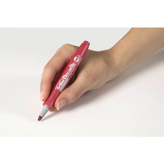 Hand writing with an Artline Decorite 3.0mm Metallic Pink marker