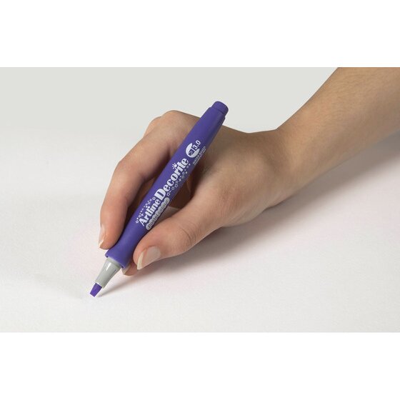 Hand writing with an Artline Decorite 3.0mm Pastel Purple marker