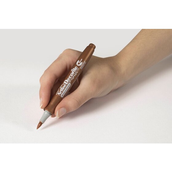 Hand writing with an Artline Decorite Brush Bronze marker