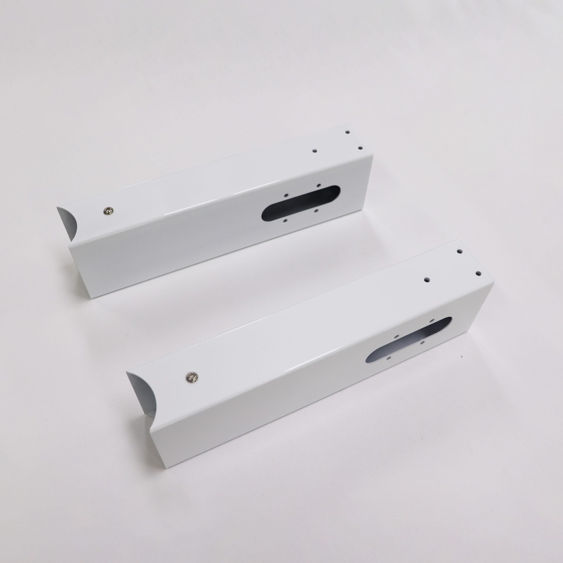 Rapidline Halo Plus cable tray and screen mounting arm in white satin powdercoat for round leg height adjustable workstations. Supplied product image for model HP-SSARM WS.