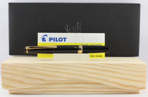 Pilot E95S Fountain Pen Black 14K Gold Medium Nib – view 6